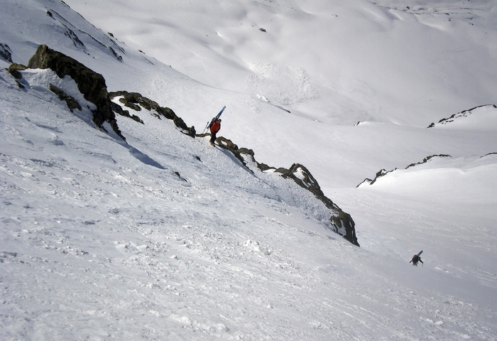 #4 Couloir de Lentilla : le bas du couloir et nos 2 confrères toulousains qui nous suivent de près Couloir de Lentilla : le bas du couloir et nos 2 confrères toulousains qui nous suivent de près