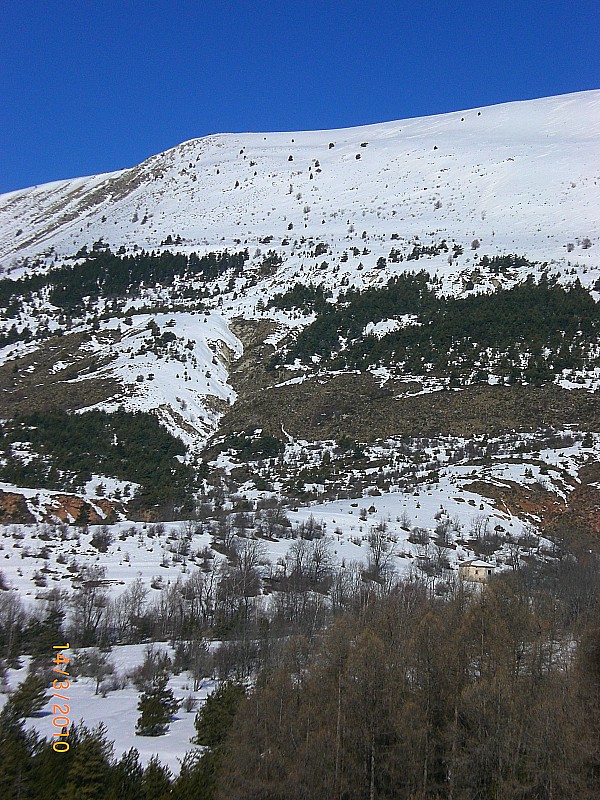 #7 Monges : descente S SE sur le vallon de Feissal, ça ne passera plus longtemps.
Sinon, belle neige de printemps sur ce versant.
En bas à droite, la bergerie de la Bastide Blanche. Monges : descente S SE sur le vallon de Feissal, ça ne passera plus longtemps.
Sinon, belle neige de printemps sur ce versant.
En bas à droite, la bergerie de la Bastide Blanche.