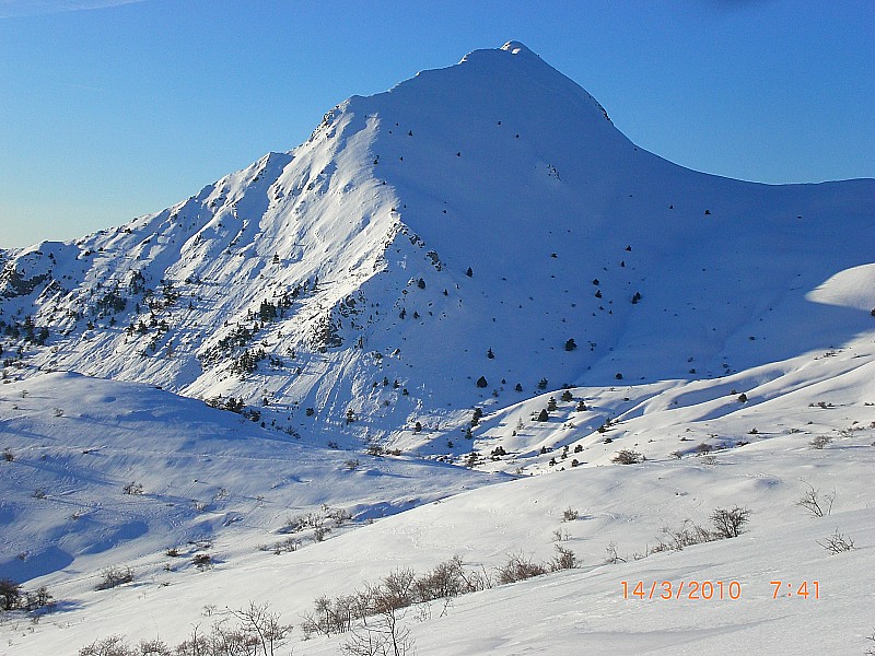 #1 Gde Cloche : Encore un très bon enneigement en moyenne montagne pour la saison. Le versant N NW de la Grande Cloche. A l Gde Cloche : Encore un très bon enneigement en moyenne montagne pour la saison. Le versant N NW de la Grande Cloche. A l'ombre la dernière descente de la fin de la boucle.