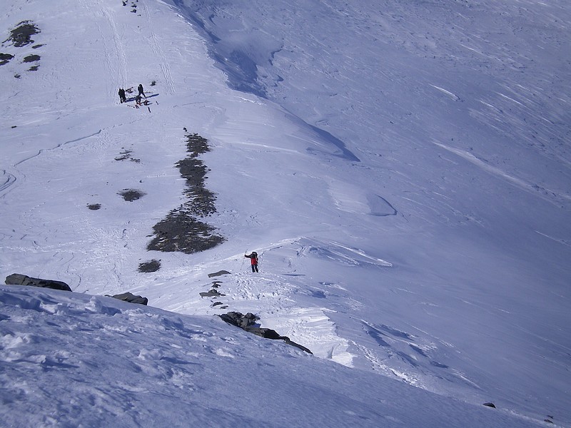 #6 Cime Nègre : Une partie du groupe s Cime Nègre : Une partie du groupe s'arrête au point 2502 où la neige est en "béton armé" ...