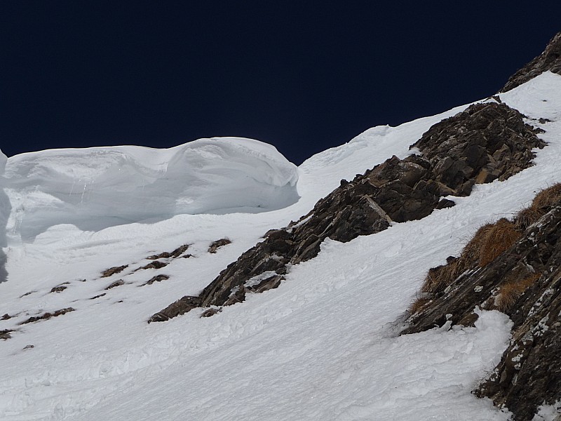 #4 col sud : je me suis arrêté sous les rochers juste avant la petite partie en mixte (en haut à droite) puis redescente pour chausser le surf (peite plate forme en bas à gauche sur la photo) col sud : je me suis arrêté sous les rochers juste avant la petite partie en mixte (en haut à droite) puis redescente pour chausser le surf (peite plate forme en bas à gauche sur la photo)