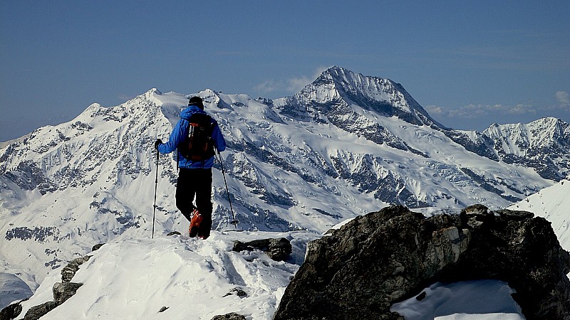 #16 Jean-Louis : Jean-Louis quitte le sommet sur fond de Mont Pourri Jean-Louis : Jean-Louis quitte le sommet sur fond de Mont Pourri