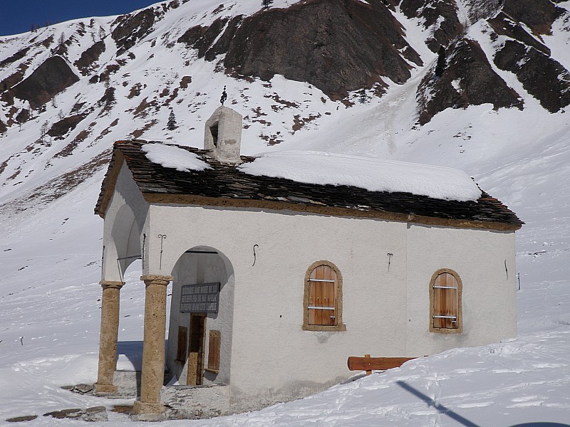 #8 chapelle : mes pensées piégées par un retro tour du mont blanc; j chapelle : mes pensées piégées par un retro tour du mont blanc; j'ai cru voir au sol un boulon perdu d'un bel édifice écroulé, pure construction de mon esprit romantique