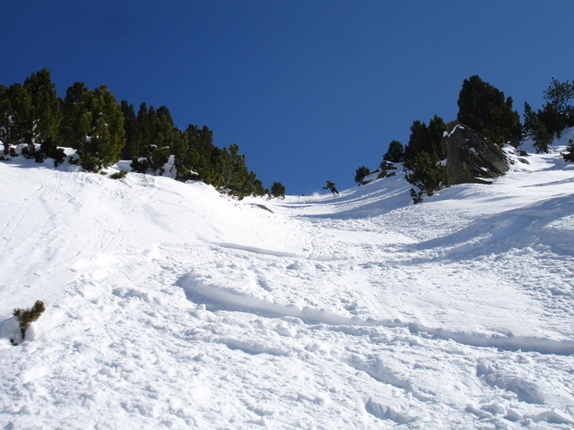 #5 couloir de droite : Le couloir en fin de descente.
Un peu plus raide!!!
On a déclenché des petites coulées. couloir de droite : Le couloir en fin de descente.
Un peu plus raide!!!
On a déclenché des petites coulées.