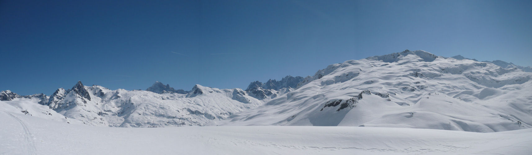 #6 Pointe de Pormenaz : au loin les aiguilles Pointe de Pormenaz : au loin les aiguilles