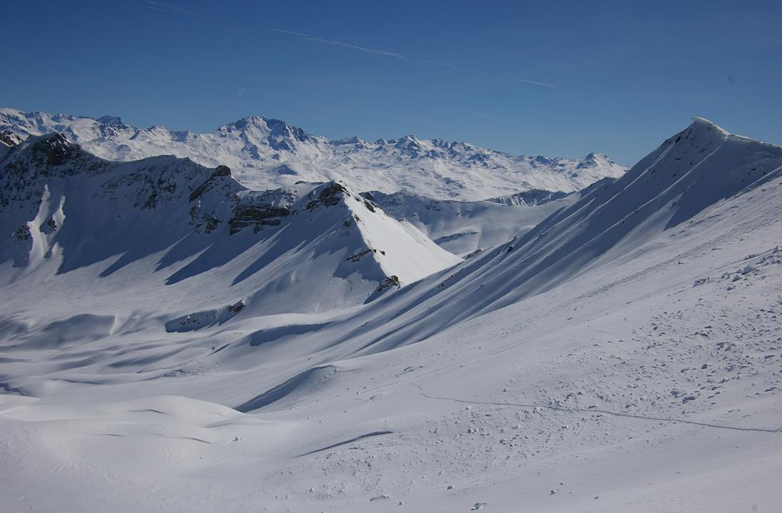#7 Descente sur Valbuche : Le large vallon de la Valbuche attend ses skieurs. Descente sur Valbuche : Le large vallon de la Valbuche attend ses skieurs.