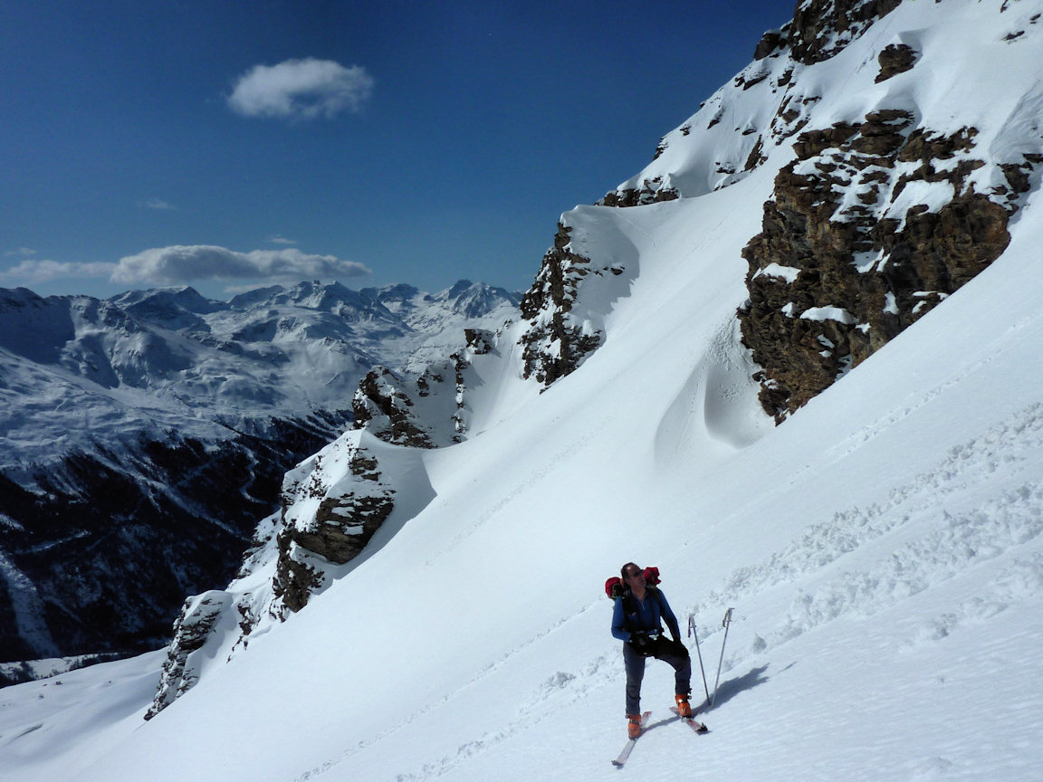 #7 Au pied du couloir : Polito étudie le menu du jour. Au pied du couloir : Polito étudie le menu du jour.
