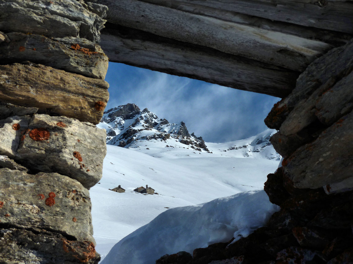#2 Par la fenêtre : Vue sur la Pointe et le col du vallonbrun. Par la fenêtre : Vue sur la Pointe et le col du vallonbrun.