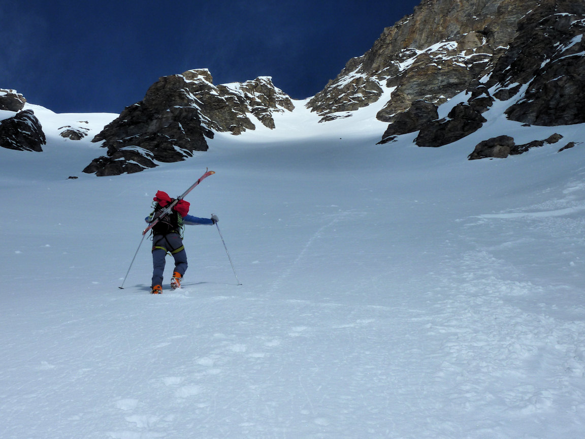 #9 Polito à la trace : Apparence trompeuse: le couloir se révèlera plus long que ne le laissait apparaitre la vue du bas. Polito à la trace : Apparence trompeuse: le couloir se révèlera plus long que ne le laissait apparaitre la vue du bas.