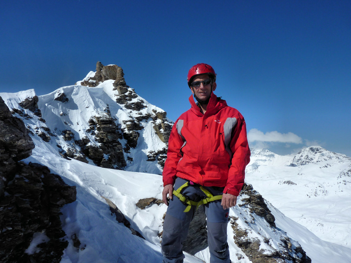 #13 Enfin le sommet : Accueillis par un vent glacial, nous ne nous attarderons pas ici. Enfin le sommet : Accueillis par un vent glacial, nous ne nous attarderons pas ici.