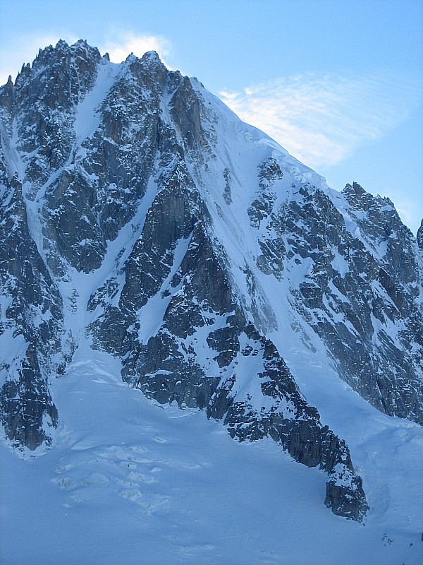 #1 Couloir couturier : Le couloir est en bonnes conditions pour la montée. Il y a quand-même encore pas mal de glace Couloir couturier : Le couloir est en bonnes conditions pour la montée. Il y a quand-même encore pas mal de glace