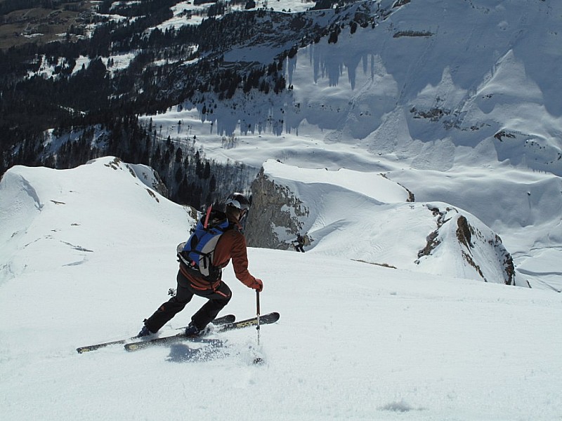 #3 Areu SE : Franck avec Pierre au fond avant de basculer au sud pour la traversée. Areu SE : Franck avec Pierre au fond avant de basculer au sud pour la traversée.