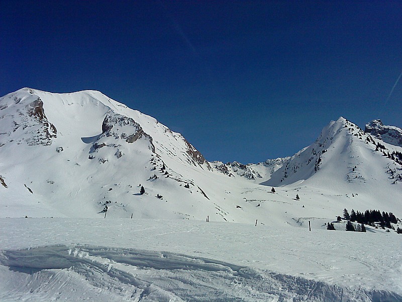 #6 Charvin et aiguille du Mont? : Baignés de soleil. Les crêtes sont soufflées. Charvin et aiguille du Mont? : Baignés de soleil. Les crêtes sont soufflées.