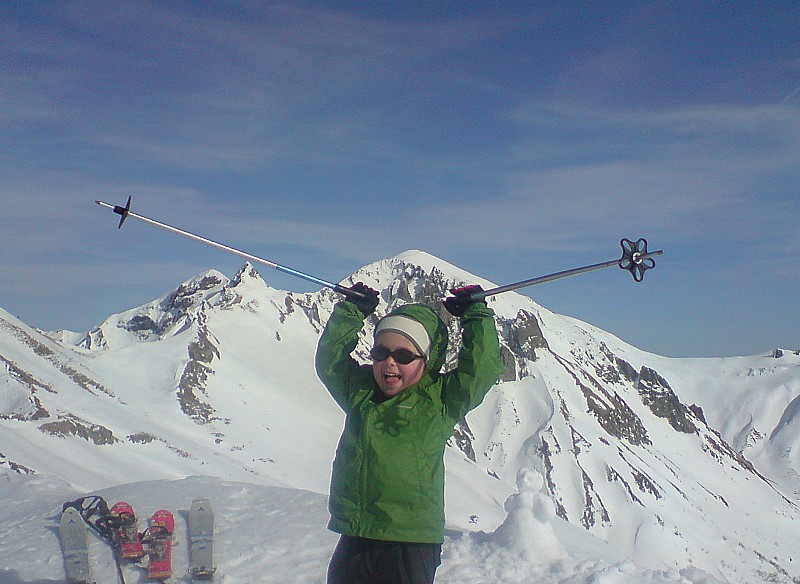 #9 Sommet Puy Chabane : Toute joyeuse d Sommet Puy Chabane : Toute joyeuse d'avoir conquis son premier sommet par ses propres moyens (370m D+). Sancy juste derrière et quelle vue sur le cirque de la Fontaine Salée !
