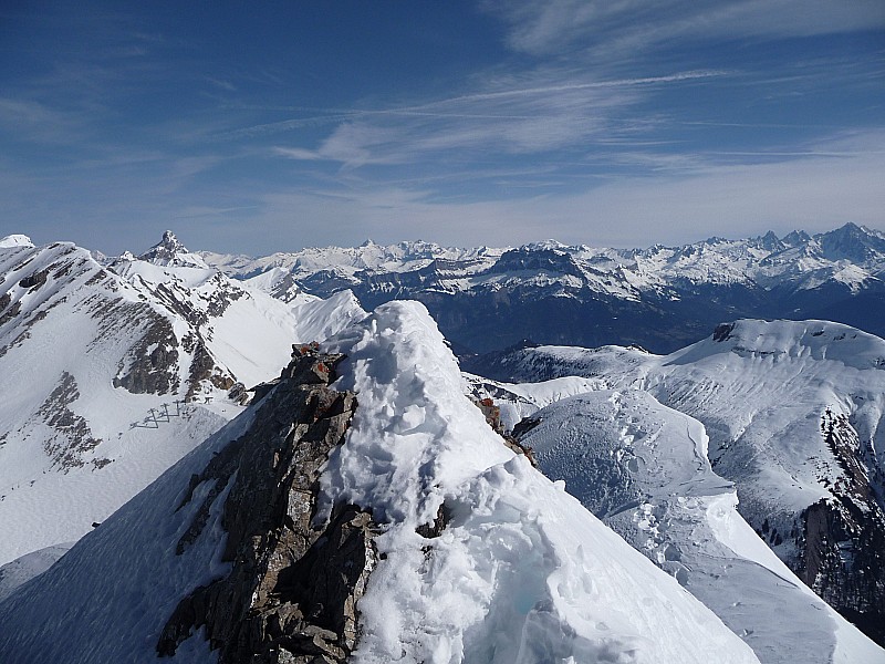 #7 vue depuis le sommet : à gauche le versant nord de la station de balme (l vue depuis le sommet : à gauche le versant nord de la station de balme (l'arrivée du télésiège au col de balme) :au bruit des skis sur la neige çà a l'air dure!
à droite le versant sud de la grande balmaz en neige transfo qui nous attends.