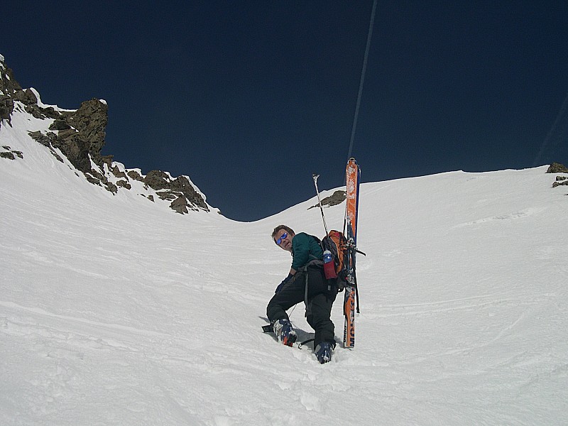 #7 début du couloir : ça devient raide mais ça porte bien, donc crampons restent dans le sac début du couloir : ça devient raide mais ça porte bien, donc crampons restent dans le sac
