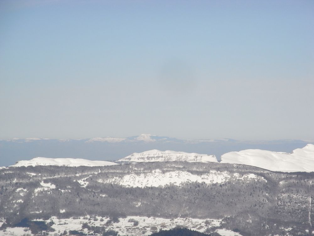 #1 Au fond, le Mézenc : Au fond, encore bien blanc, le sommet rassurant du Mézenc Au fond, le Mézenc : Au fond, encore bien blanc, le sommet rassurant du Mézenc