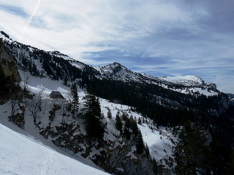 #3 La cabane de bellefont : avec les Rochers de Bellefont, le Rochers du Midi et la Dent de Crolles. La cabane de bellefont : avec les Rochers de Bellefont, le Rochers du Midi et la Dent de Crolles.