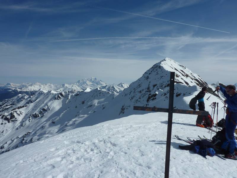 #2 Le sommet : Vue vers le Grand Arc. Peu de vent, c Le sommet : Vue vers le Grand Arc. Peu de vent, c'est le printemps.