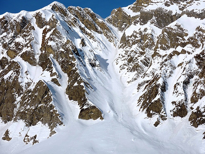 #1 Couloir de la Coufa : De loin, le couloir se présente bien Couloir de la Coufa : De loin, le couloir se présente bien