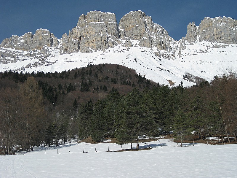#1 La barrière Est du Vercors : Couloirs du Ranc Traversier à gauche et de la Peyrouse à droite La barrière Est du Vercors : Couloirs du Ranc Traversier à gauche et de la Peyrouse à droite