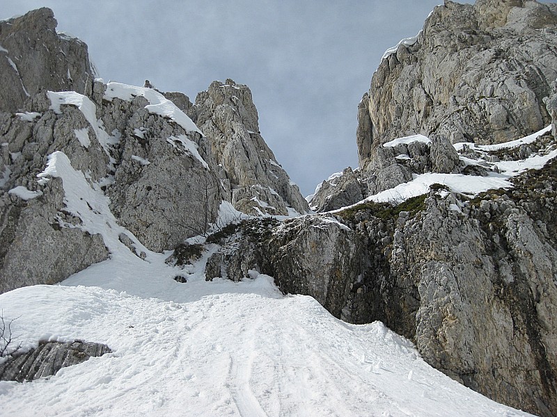 #3 Couloir Est du Ranc Traversier : Le passage problematique, qui se contourne par la gauche (en regardant le haut) Couloir Est du Ranc Traversier : Le passage problematique, qui se contourne par la gauche (en regardant le haut)