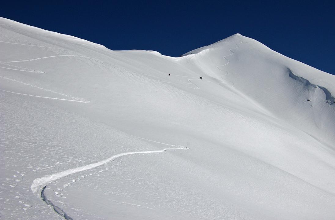#2 Dans les pentes supérieures : 1 trace ascendante de toute beauté tracée fraichement... un billard jusqu Dans les pentes supérieures : 1 trace ascendante de toute beauté tracée fraichement... un billard jusqu'au sommet.