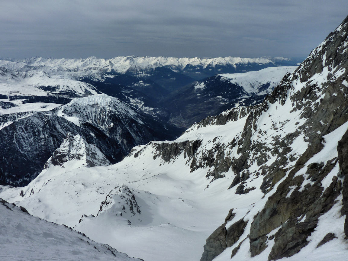 #17 De plus en plus sombre : Vue sur la vallée. De plus en plus sombre : Vue sur la vallée.