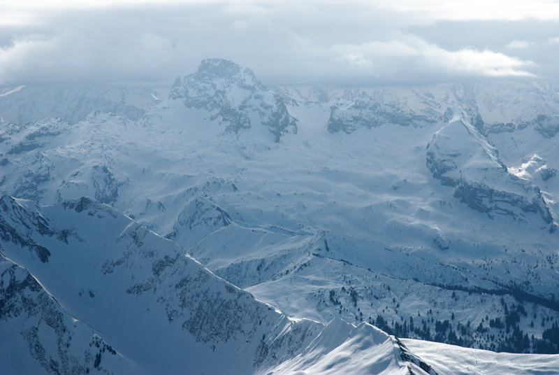 Aravis dans les nuages : ambiance ciel voilé dans la montée.