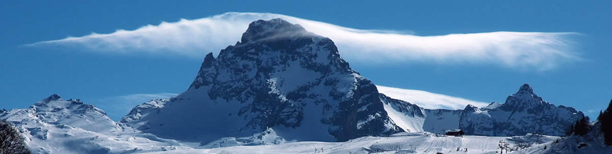 Joli nuage sur Pointe Percée : Curieux.