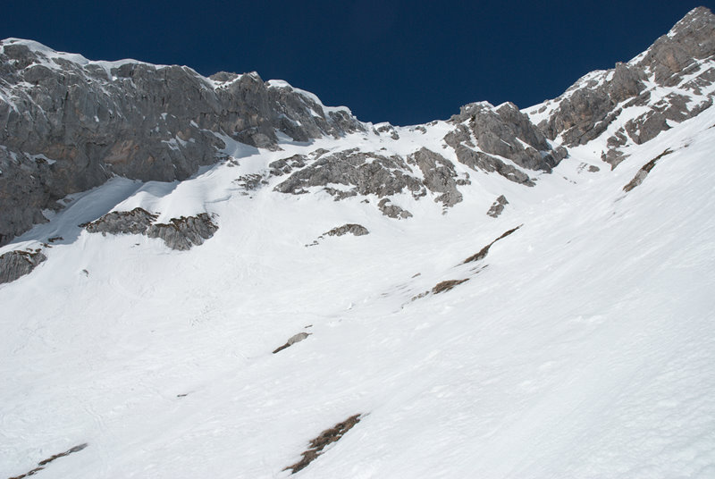 Fin de la rampe : je suis passé par le goulet mais je pense que c'est plus skiant en longeant les rochers jusqu'au bout.