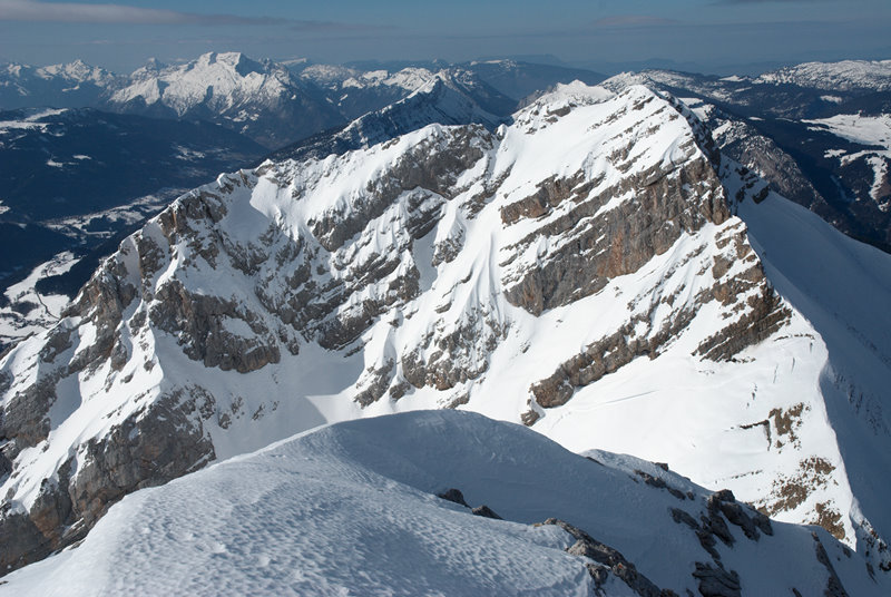 Couloir SE du Jallouvre : Le soleil apparaît et éclaire de beaux itinéraires à parcourir sans oublier son slip.