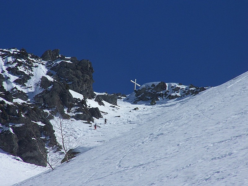 #9 Pointe du Rognier-Grand Canal : Zoom sur la sortie du couloir sous la croix sommitale. Pointe du Rognier-Grand Canal : Zoom sur la sortie du couloir sous la croix sommitale.