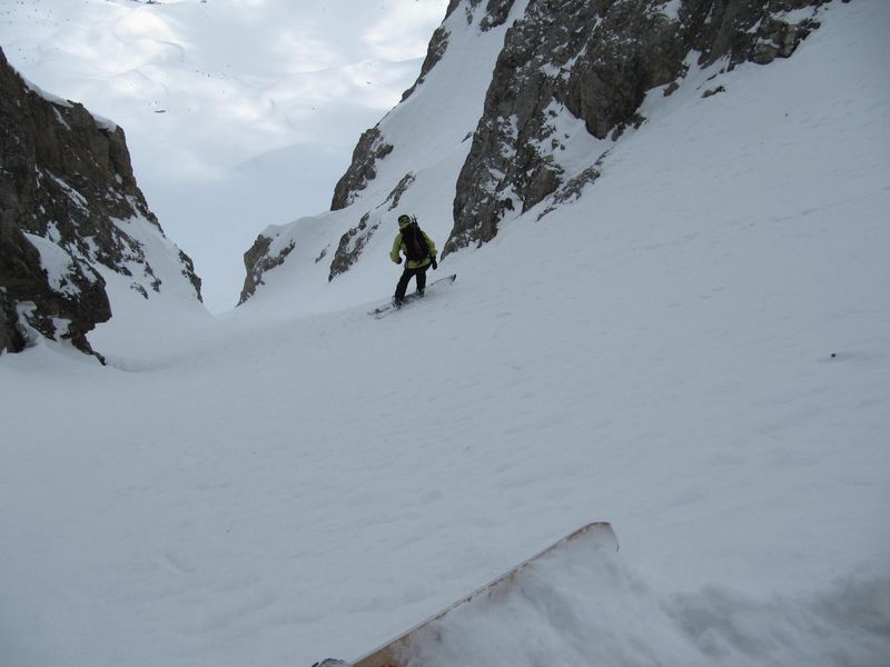 Moi un peu moins à l'aise : La neige est parfois un peu dure ; ça passe (pour un 1er couloir de la saison !) mais on réfléchit un peu avant de faire un virage.