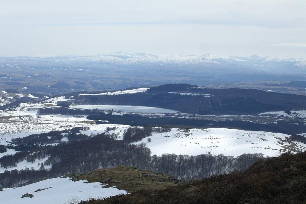 #1 Monts du Cantal et lac Chauvet : Sous une lumière blafarde Monts du Cantal et lac Chauvet : Sous une lumière blafarde