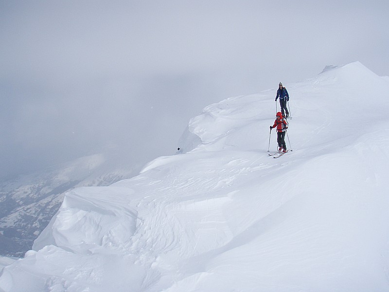 Arête finale jusqu'au sommet : - Quelques mètres d'arête pour atteindre le col et le sommet
- C'est très raide au nord (à la droite des skieurs)