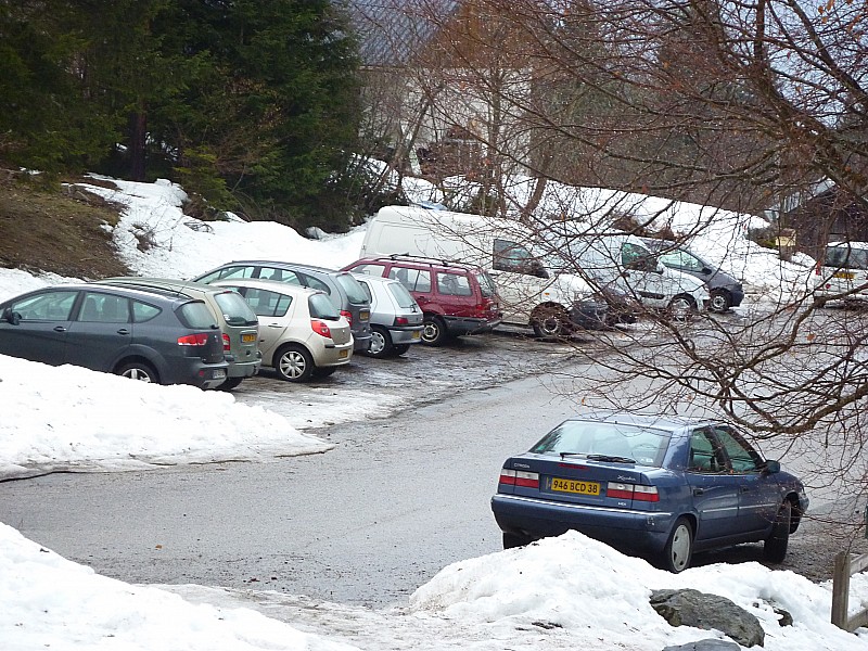 Freydières : Parking déjà bien rempli à 7h30 : une trentaine de voitures, malgré la météo