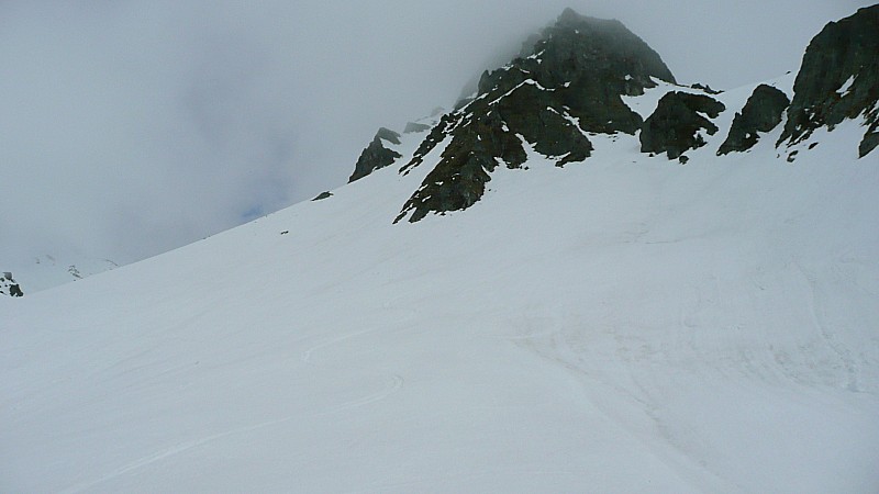 #4 Petite trouée de ciel bleu : Aperçue en regardant ma trace sous le petit couloir Petite trouée de ciel bleu : Aperçue en regardant ma trace sous le petit couloir