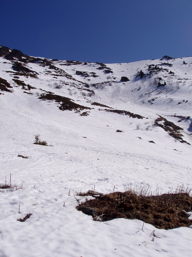 Bas de la face ouest : Peu de neige, on évite les plaques de terres et les cailloux...Bon ski quand même!