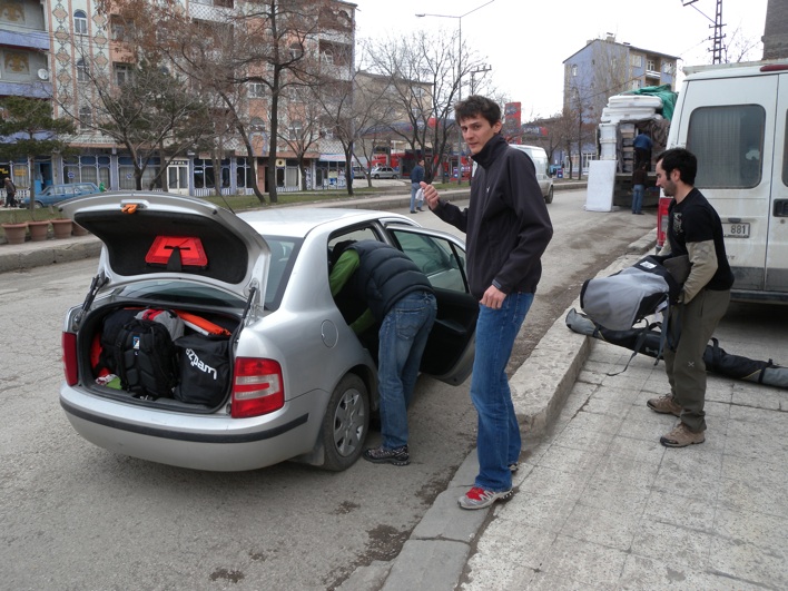 Comment faire rentrer 4 gus, 4 paires de skis et 4 Duffel bag dans une fabia à pneus slisk !...