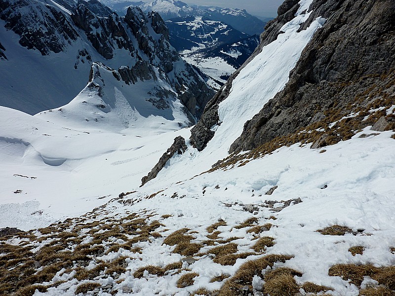 #2 Mt Charvet face W : Bas de la face Sud du Mt Charvet, balayée par une avalanche Mt Charvet face W : Bas de la face Sud du Mt Charvet, balayée par une avalanche