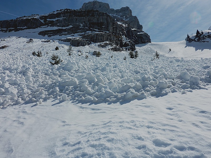 #1 Mt Charvet face W : En venant des Confins,avant de remonter la combe du Mt Charvet, on est obligé de descendre pour passer en dessous des avalanches descendues de la Mamule Mt Charvet face W : En venant des Confins,avant de remonter la combe du Mt Charvet, on est obligé de descendre pour passer en dessous des avalanches descendues de la Mamule