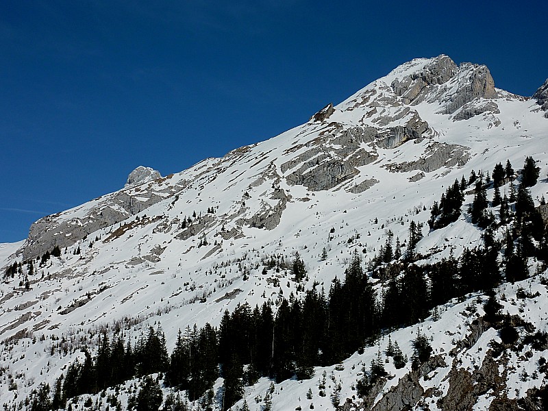#12 Mt Charvet face W : La face W de profil à gauche la combe du Mt Charvet à droite Mt Charvet face W : La face W de profil à gauche la combe du Mt Charvet à droite