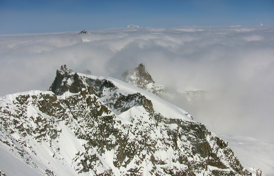 Le Gd Combin emmerge de la mer de nuage