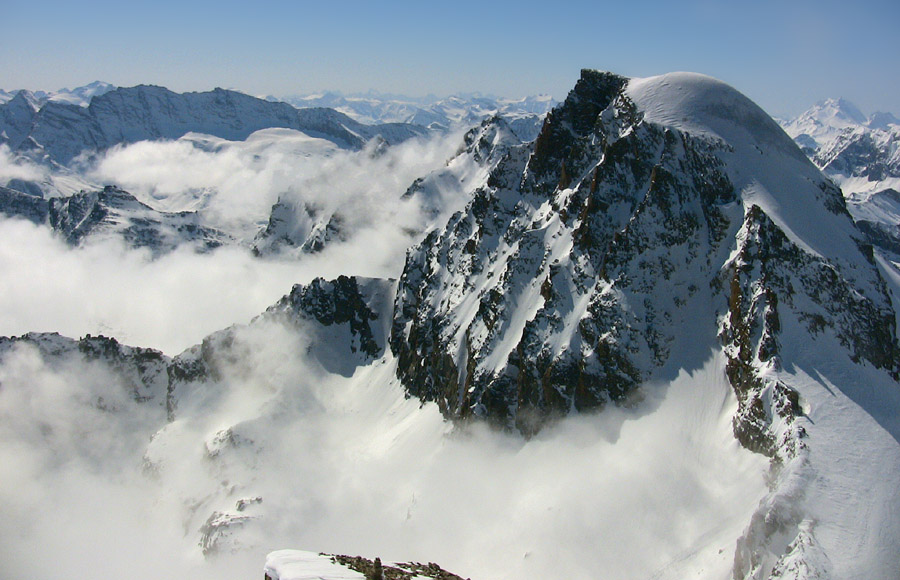 Versant Sud du Ciarforn: La mauvais temps arrive.
On devine la Barre des Ecrins au centre au fond