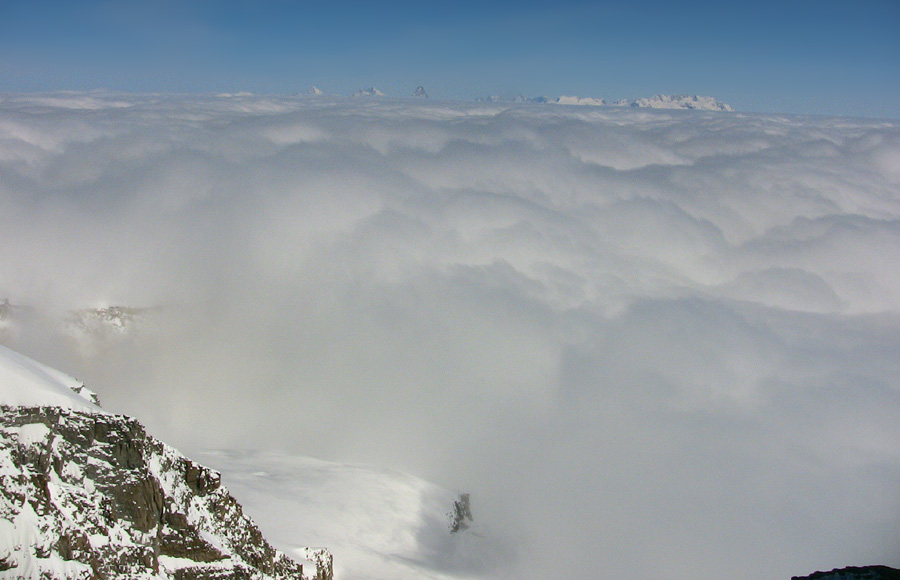 #32 Seuls les sommets de plus de 4000m emmergent encore, de G à D: Weisshorn, Dent Blanche, Cervin et Mont Rose Seuls les sommets de plus de 4000m emmergent encore, de G à D: Weisshorn, Dent Blanche, Cervin et Mont Rose