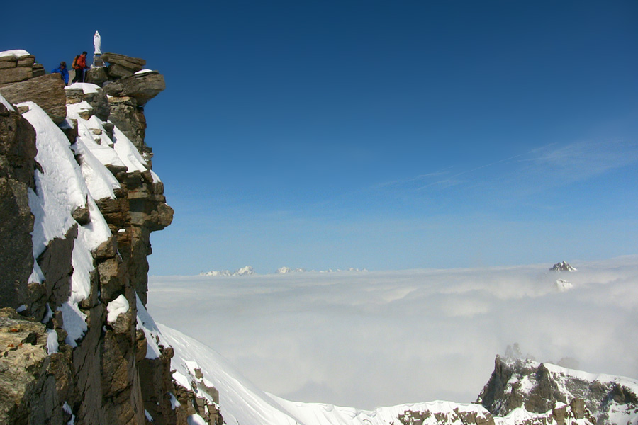 Le sommet et sa vierge. Mer de nuage et Gd Jorasses en toile de fond