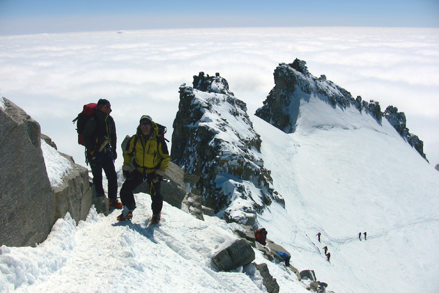 Sur l'arête somitale, devant une mer de nuage à perte de vue, le mauvais temps arrive à grands pas !