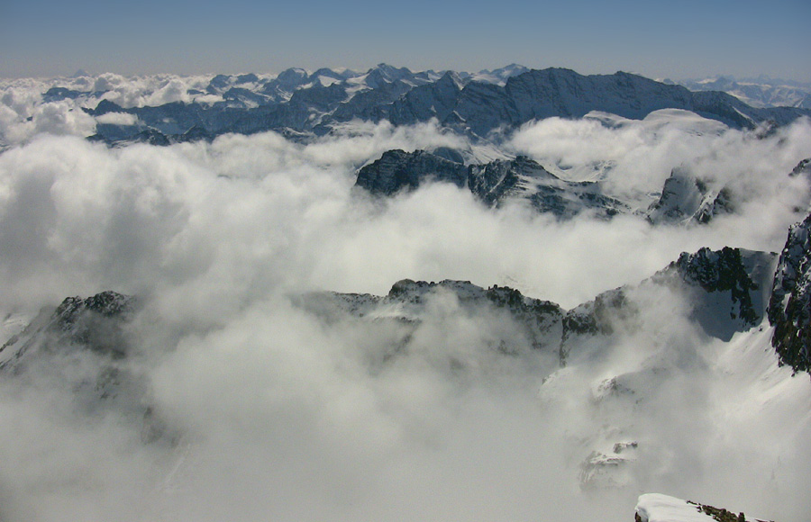 Versant Italien de la haute maurienne, on devine le Mt Viso au fond à gauche