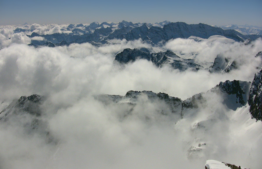#13 Versant Italien de la haute maurienne, on devine le Mt Viso au fond à gauche Versant Italien de la haute maurienne, on devine le Mt Viso au fond à gauche